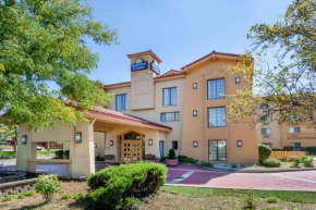 Days Inn & Suites by Wyndham Arlington Heights